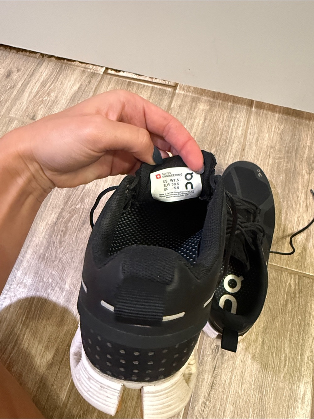 On Cloud Women’s Running Shoes Black/White – Size 7.5 - Picture 3 of 3
